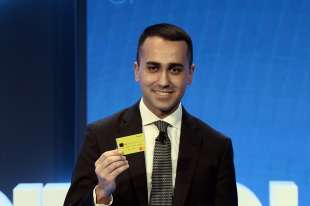 luigi di maio con la postepay in mano