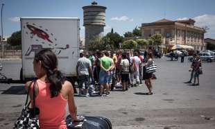 immigrati arrivano alla stazione dei bus di vittoria