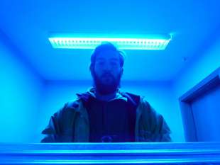 luce blu in un bagno pubblico