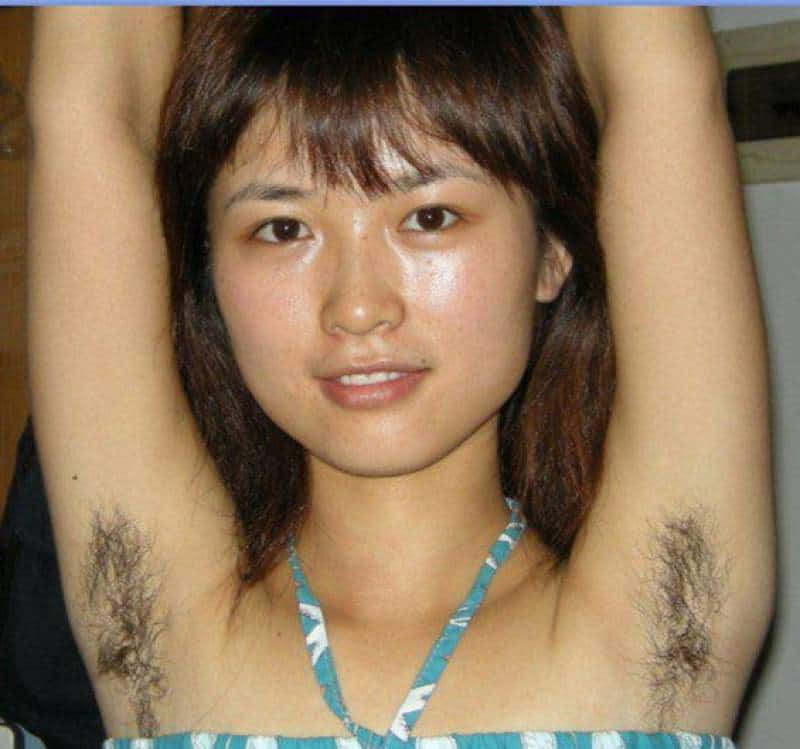 Милая азиатка Koko позирует голой с волосатой писькой