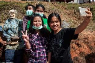 selfie con i morti in indonesia