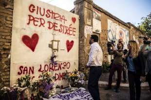 salvini depone una rosa per desiree, la 16enne morta a san lorenzo 4