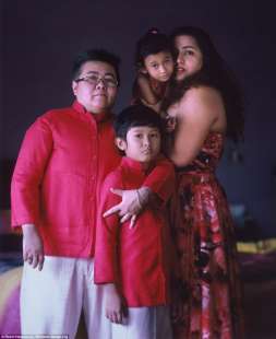il transgender indonesiano mitch yusmar con la sua famiglia