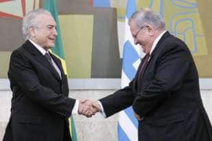Michel Temer stringe la mano all ambasciatore Kyriakos Amiridis