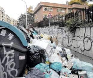 cassonetti pieni di spazzatura davanti alle scuole di roma