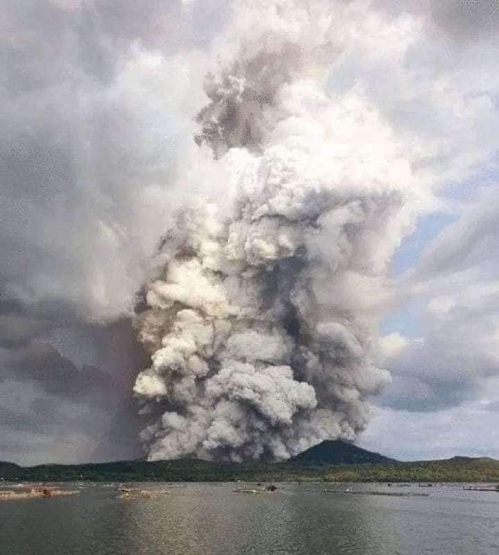 eruzione vulcano taal nelle filippine 24