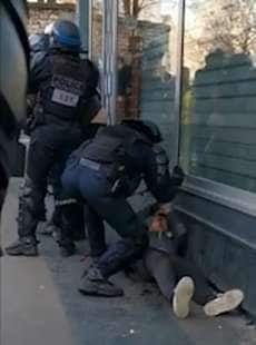 la polizia francese mena un manifestante a parigi 1