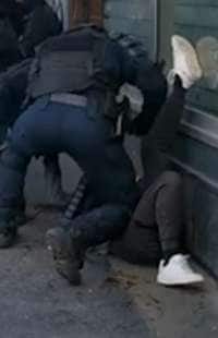la polizia francese mena un manifestante a parigi 2