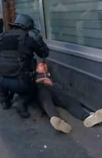 la polizia francese mena un manifestante a parigi 3
