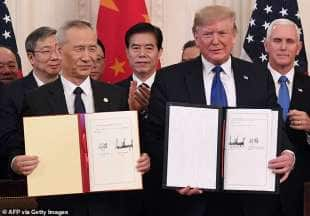 liu he e donald trump firmano la fase uno dell'accordo commerciale usa cina 1