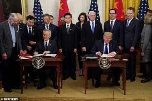 liu he e donald trump firmano la fase uno dell'accordo commerciale usa cina