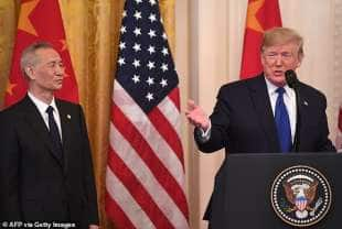 liu he e donald trump firmano la fase uno dell'accordo commerciale usa cina 3