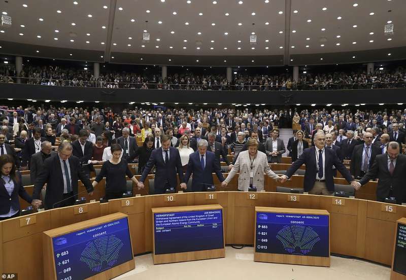 https://cdn-static.dagospia.com/img/foto/01-2020/parlamentari-europei-cantano-auld-lang-syne-1271987.jpg
