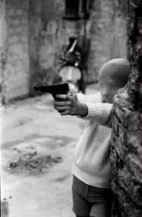 Bambini siciliani che giocano a fare i killer