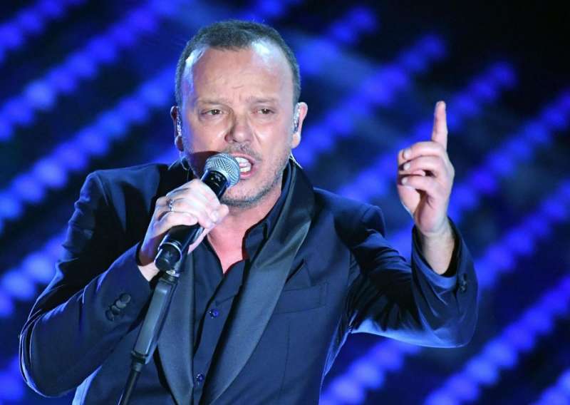 Gigi D'Alessio: «Per 50 anni sono stato educato, ora non me ne frega più un  cazzo»