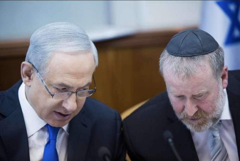 https://cdn-static.dagospia.com/img/foto/02-2019/benjamin-netanyahu-avichai-mandelblit-1124662.jpg