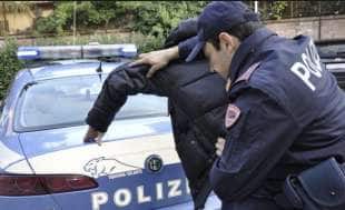 poliziotto ferma pusher