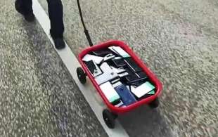il carretto con 99 smartphone che ha fregato google maps