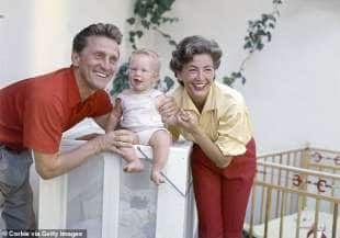 kirk douglas con la moglie anne e il figlio eric nel 1958