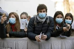 persone con la mascherina in piazza san pietro