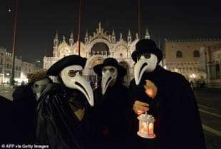 persone vestite come i medici della peste a venezia