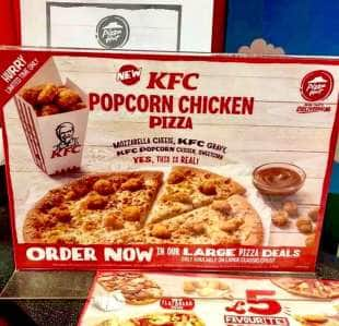 pizza hut e kfc lanciano la popcorn chicken pizza, fatta con mais e popcorn  di pollo fritto - Cronache