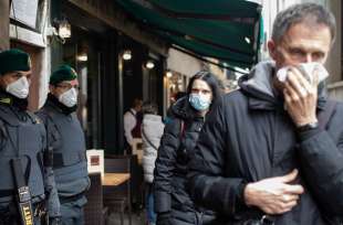 psicosi coronavirus turisti e poliziotti con la mascherina a venezia