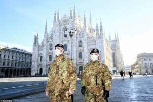 soldati con la mascherina in piazza duomo a milano