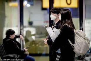 turisti asiatici con la mascherina all'aeroporto schiphol in olanda