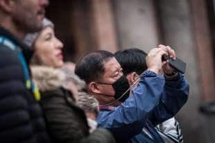 turisti cinesi con la mascherina a roma 2
