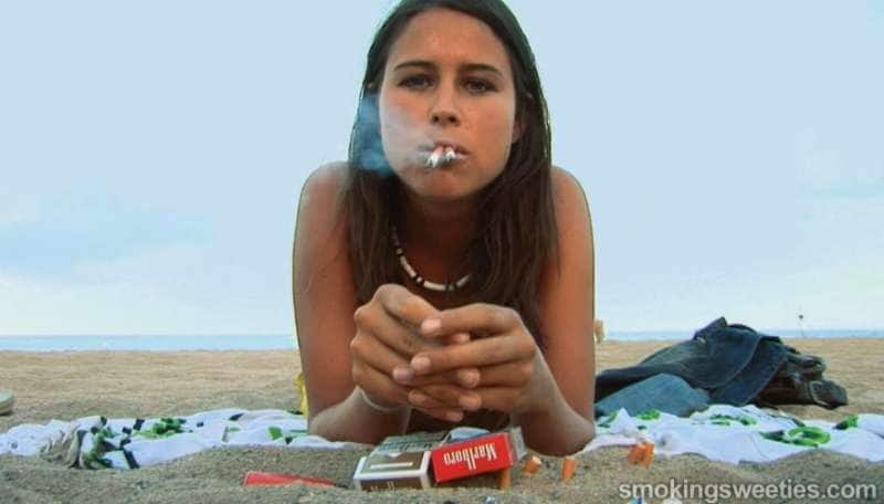 https://cdn-static.dagospia.com/img/foto/03-2019/sigarette-in-spiaggia-5-1138303.jpg