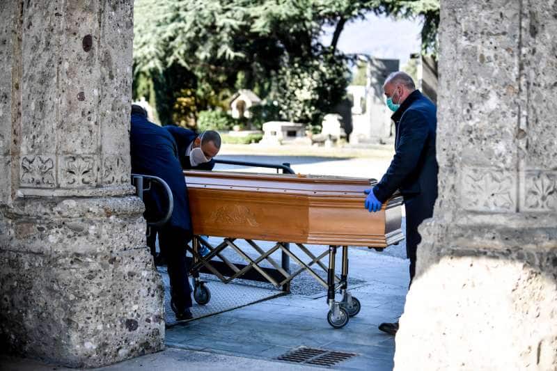 coronavirus, a Bèrgam l’arribada dels cotxes funeraris al cementiri és ininterrompuda