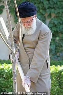 khamenei con i guanti