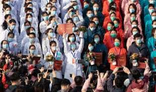 medici di un ospedale festeggiano dopo aver dimesso anche l'ultimo paziente in cina