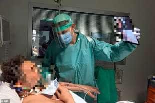 medico fa parlare un paziente con i parenti via skype