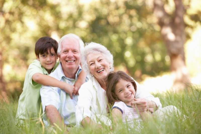 I nonni inviano il loro cartonato a grandezza naturale ai nipoti, dopo che  il Covid-19 ha annullato le feste insieme - greenMe