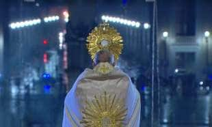 Papa Francesco da solo in Piazza San Pietro