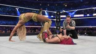 charlotte flair sottomette asuka