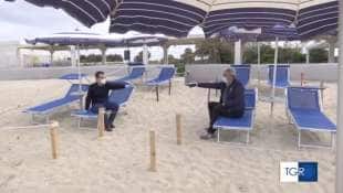 distanziamento tra ombrelloni in spiaggia anti coronavirus