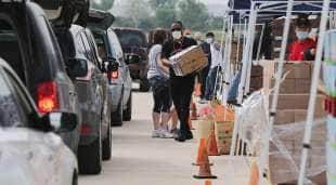 famiglie in coda per la distriubuzione di cibo a san antonio 9