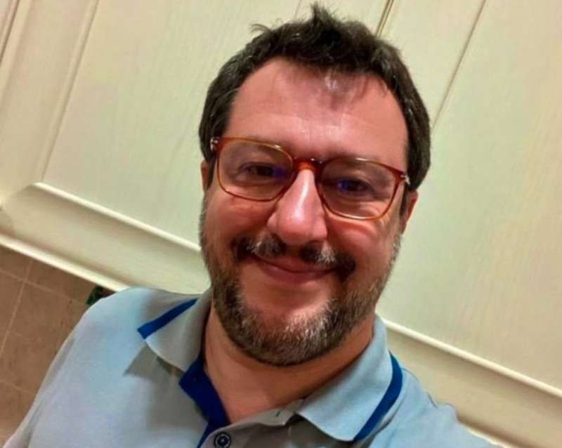 https://cdn-static.dagospia.com/img/foto/04-2020/matteo-salvini-con-gli-occhiali-1308511.jpg