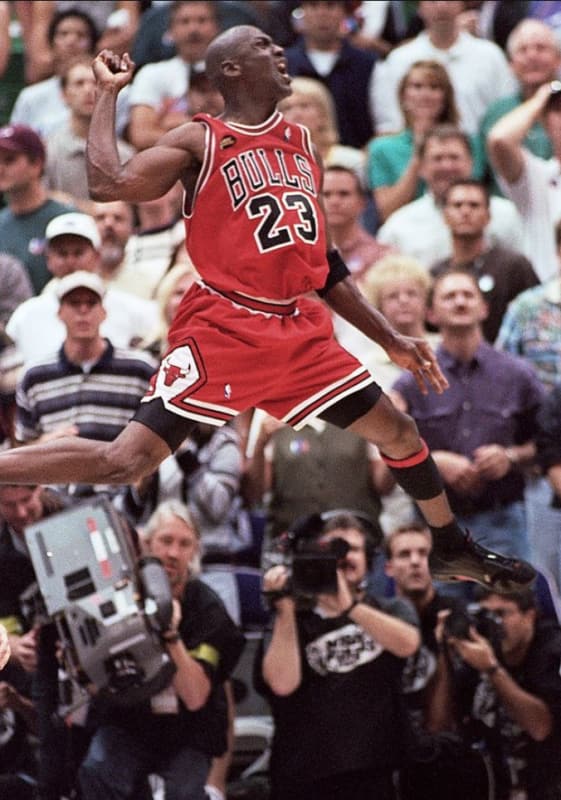 https://cdn-static.dagospia.com/img/foto/04-2020/michael-jordan-1304930.png