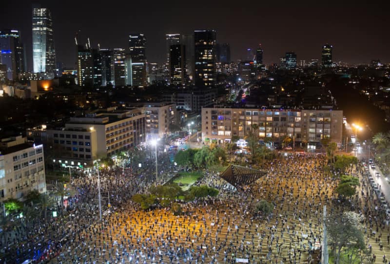 https://cdn-static.dagospia.com/img/foto/04-2020/proteste-contro-netanyahu-con-distanza-di-sicurezza-a-tel-aviv-19-1305319.png