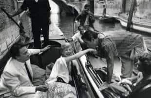 Mario De Biasi Federico Fellini Giulietta Masina e Anthony Quinn Venezia cm x x