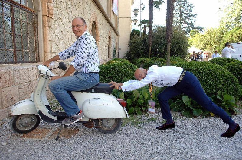 enrico letta investe un uomo in scooter e manda in tilt il traffico del centro di roma politica