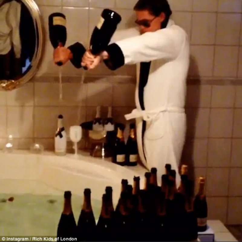 Шампанское в ванной. Ванна шампанского. Ванна с бутылками шампанского. Ванная с шампанским. Ванна с шампанским в отеле.