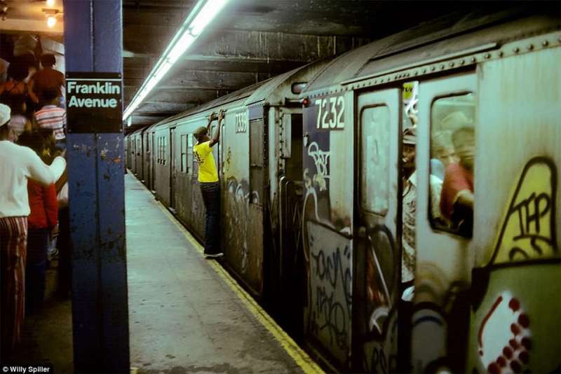 New York Anni 70.Clic Le Foto Dell Inferno Su Ruote Ovvero La Metro Di New York Anni 70 Fra Criminali E Graffiti Dagospia