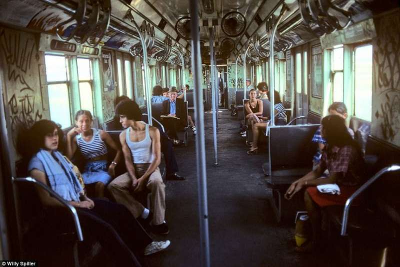 New York Anni 70.Clic Le Foto Dell Inferno Su Ruote Ovvero La Metro Di New York Anni 70 Fra Criminali E Graffiti Dagospia