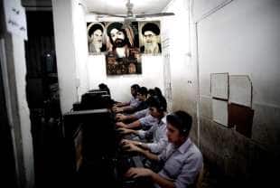 giovani hacker al lavoro a qom, in iran