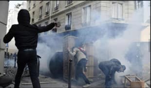 scontri gilet gialli polizia parigi